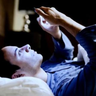 Uso de aparatos electrónicos antes de dormir daña la vista