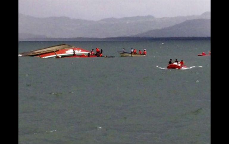 Autoridades indican que 30 personas han sido rescatadas, pero no se pudo confirmar la cantidad de pasajeros a bordo. EFE / ARCHIVO
