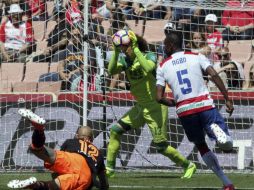 Ochoa tuvo buenas intervenciones, pero no pudo evitar la caída de su club, siendo uno de los arqueros más goleados de la liga. EFE / P. Torres