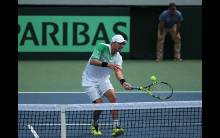 Hans Hach tuvo algunas complicaciones ante Juan Borba, pero logró llevarse la victoria. EL INFORMADOR / ARCHIVO