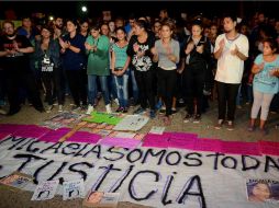 Miles de personas se manifestaron hoy en ciudades de toda Argentina para exigir justicia por el crimen de la joven. EFE / H. Saravia