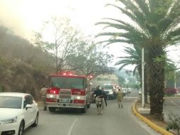 Bomberos de Zapopan resguardan los domicilios cercanos al percance. TWITTER / @UMPCyBZ