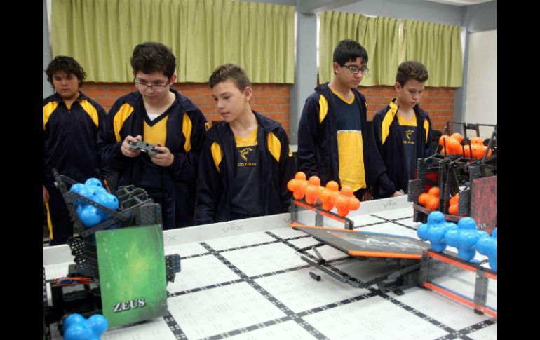 Campeones de robótica muestran cómo aplican la programación en la que trabajan. EL INFORMADOR / M. Vargas