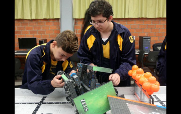 Antoni Alejandro Hernández González y Christopher Jahir Durán Zúñiga, estudiantes de la Secundaria 40, hacen mejoras a un robot. EL INFORMADOR / M. Vargas