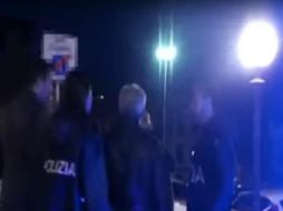 Luego que policías italianos saludaran y conversaran con Yarrington, se lo llevan en una patrulla. YOUTUBE / Agenzia Vista