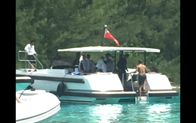 Fueron fotografiados a bordo de un yate y nadando en aguas cristalinas. ESPECIAL / www.tntv.pf