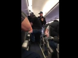 En el video se escucha a otros pasajeros del vuelo 3411 de Chicago a Lousiville reprobando el hecho. FACEBOOK / Audra D. Bridges
