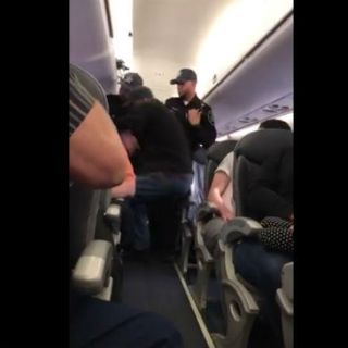 Expulsan a pasajero de vuelo sobrecontratado de United Airlines