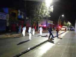 La madrugada del jueves se localizó a un hombre sin vida a la orilla de la vía del Macrobús, quien resultó ser ex policía. ESPECIAL /