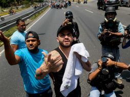 Nacho resultó con los ojos irritados por los gases. AFP / F. Parra