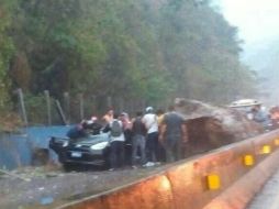 Un hombre de 26 años murió cuando circulaba por la carretera Panamericana porque una roca cayó sobre su coche. TWITTER / @wcumes_pl