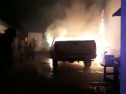 El fuego consume la cabina y el motor de camioneta tipo Pick up que se encontraba estacionada dentro del negocio. ESPECIAL / Bomberos de Zapopan