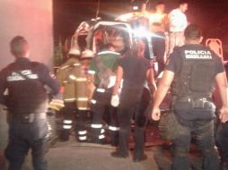 Bomberos municipales realizan las labores de liberación con equipo hidráulico. ESPECIAL / Bomberos de Guadalajara