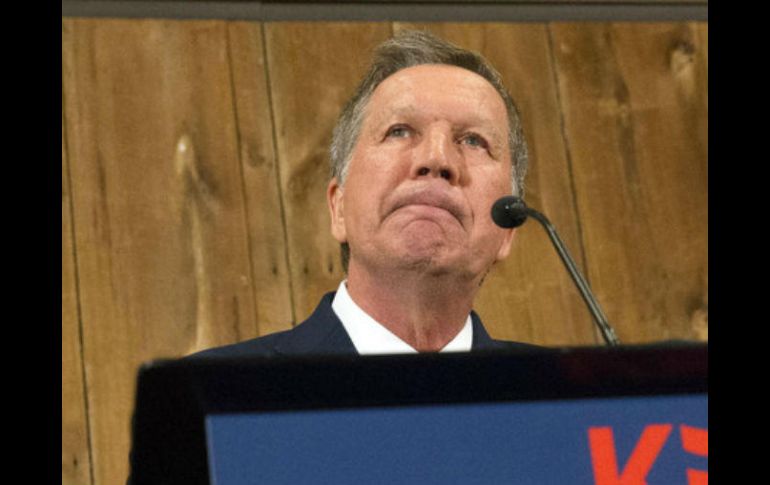 '¿Lo que ahora vamos a hacer es perseguirlos y enviarlos a sus países y separar familias y asustar a los niños?', dijo Kasich. AP / ARCHIVO