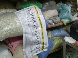 Se localizó el almacenamiento de producto a granel en bolsas de plástico, sin lote ni fecha de caducidad. TWITTER / @COFEPRIS