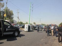 Los ahora detenidos intentaron escapar y volcaron el auto en el que viajaban. ESPECIAL /