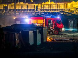 Los cuerpos de bomberos trabajaron ayer para extinguir el fuego que arrasó con el campamento. AFP / P. Huguen