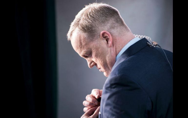 La víspera, Spicer dijo que ni una persona como Hitler se había atrevido a utilizar armas químicas como Al Assad. AFP / ARCHIVO