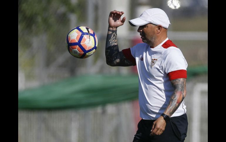 Sampaoli es favorito para dirigir el equipo nacional de Argentina. Sin embargo, tiene contrato con Sevilla hasta el 2018. EFE / J. Muñoz