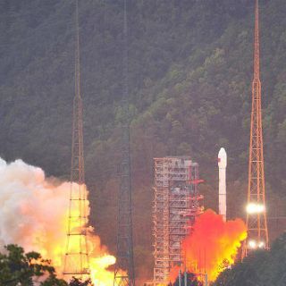 China lanza primer satélite de comunicaciones de alto rendimiento