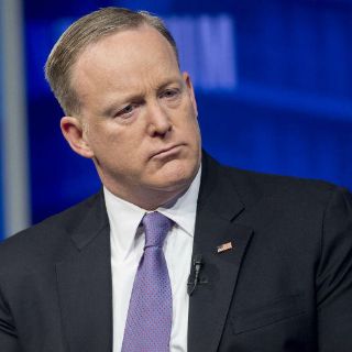 Spicer dice que comentario sobre Hitler es imperdonable