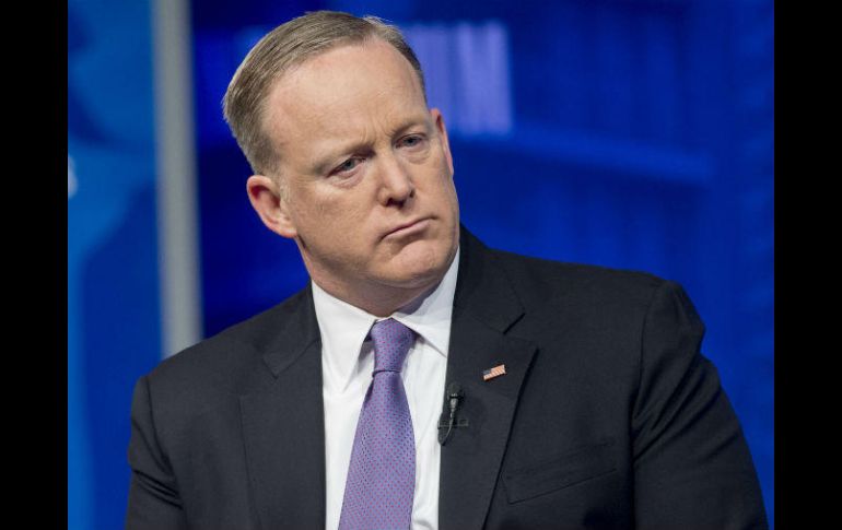 Spicer envía una declaración por correo electrónico diciendo que no trató de disminuir ‘la horrenda naturaleza del Holocausto’. AFP / S. Loeb