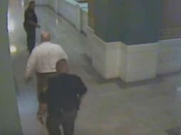 El hombre iba escoltado por dos policías cuando decidió saltar. YOUTUBE / WKBN27