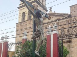 La procesión del Señor de Analco se compone de una cofradía de damas, penitentes, acólitos, un estandarte y un grupo de sacerdotes. EL INFORMADOR / V. Arenas