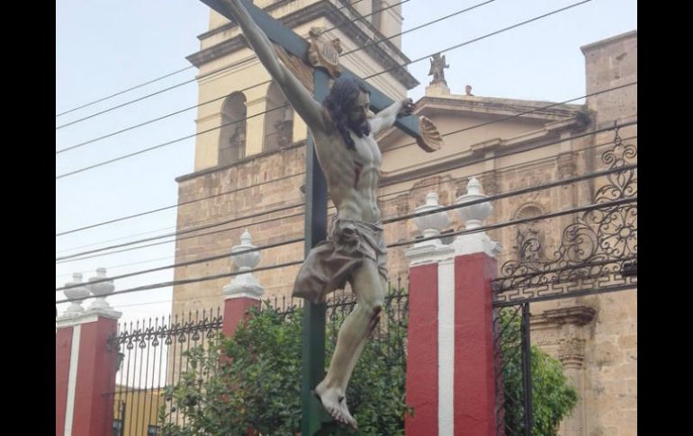 La procesión del Señor de Analco se compone de una cofradía de damas, penitentes, acólitos, un estandarte y un grupo de sacerdotes. EL INFORMADOR / V. Arenas