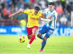 Pocas emociones. Rodolfo Vilchis (izquierda) pelea un balón con Emmanuel García, durante el partido de ayer. MEXSPORT /