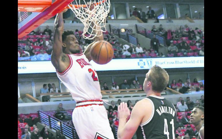Jimmy Butler clava el balón para conseguir dos de los 25 puntos con los que colaboró para la victoria de los Bulls ante los Nets. AP / D. Banks