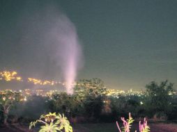 La columna de combustible que amenazó a residentes de Los Encinos. ESPECIAL /