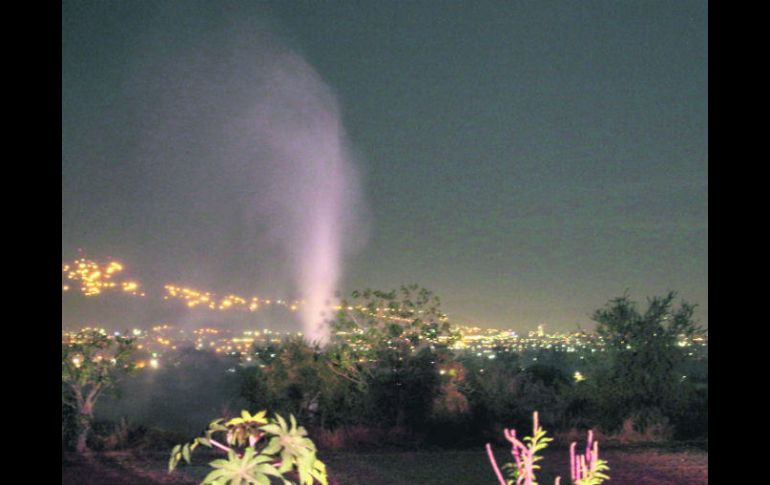 La columna de combustible que amenazó a residentes de Los Encinos. ESPECIAL /