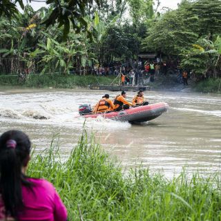 Mueren nueve personas en naufragio en un río de Indonesia