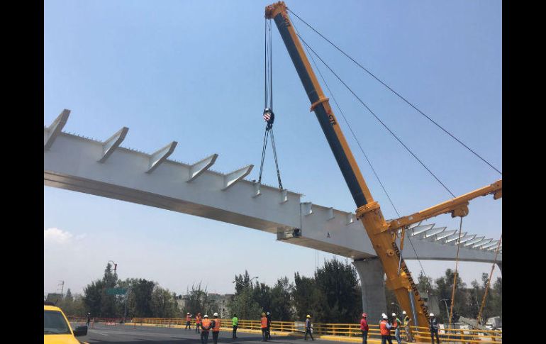 La trabe fue colocada con la ayuda de dos grúas, una de 500 toneladas y una de 250, dijo la Siteur. TWITTER / @SITEURJAL