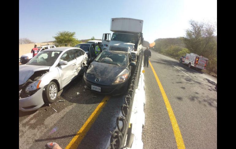 Seis vehículos estuvieron involucrados en el percance, a la altura de Acatlán de Juárez. ESPECIAL /
