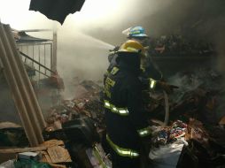 El incendio ocurrió sobre la calle Esperanza, entre Belisario Domínguez y Santa Catalina. ESPECIAL /