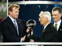 Rooney (D), al momento de recibir el Trofeo Vince Lombardi después de que los Acereros se llevaran el Súper Tazón XLIII en 2009. AFP / ARCHIVO