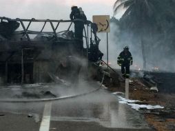 En el accidente se vieron involucrados una pipa de combustible y un autobús de pasajeros. ESPECIAL / XINHUA