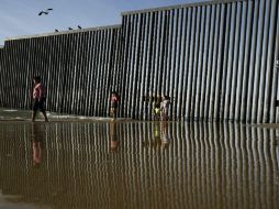 El pasado 25 de enero Trump firmó una orden para que se construya una ‘barrera física’ a lo largo de la frontera. AP / ARCHIVO