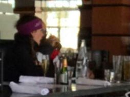 Duarte fue fotografiado por un turista mexicano que se encontraba comiendo en el Milestones Grill and Bar. ESPECIAL /