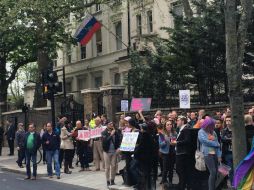 El miércoles cientos de personas se manifestaron en la embajada rusa en Londres para exigir respeto a los gays. AP / T. Hornall
