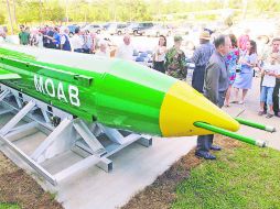 Foto de 2004 donde un grupo de personas se reúne alrededor de un misil GBU-43B en el Museo de la Fuerza Aérea de Eglin, en Florida. AP /