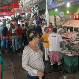 Tapatíos abarrotan el Mercado del Mar