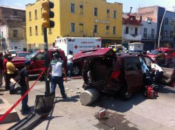 El accidente ocurrió poco después de las 15:00 horas de este viernes en el cruce con Prisciliano Sánchez. ESPECIAL / Protección Civil Guadalajara