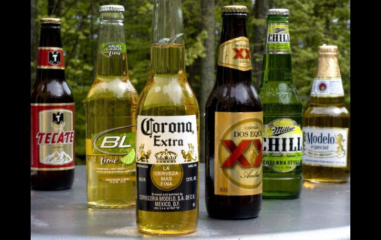 Resaltan que el alcohol tiene repercusiones en todos los ámbitos de la salud incluyendo el mental. AP / ARCHIVO