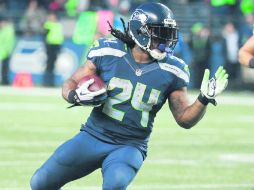 Ya llovió. Lynch jugó por última vez el 17 de enero de 2016 y acumuló 20 yardas por tierra y 15 por recepción. AP /