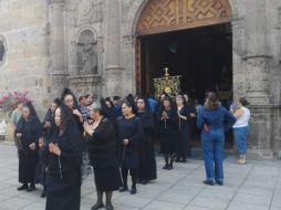 En la procesión participaron alrededor de 200 personas ente acólitos, damas de luto, sacerdotes y los fieles. EL INFORMADOR / V. Arenas