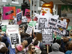 Una de las imágenes comunes a todas las movilizaciones fue un ''Trump pollo'' gigante, con pelo dorado que imita al del presidente. EFE / J. Szenes