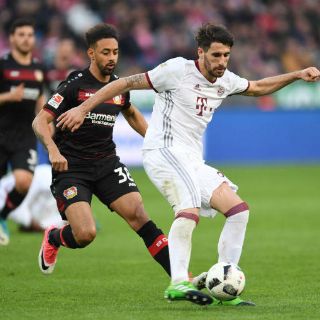 Sin 'Chicharito', Bayer Leverkusen hace sufrir al Bayern Múnich